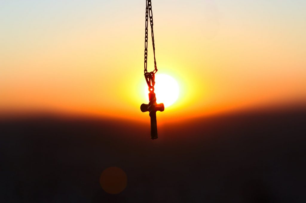 Croce illuminata dal sole simbolo della pasqua