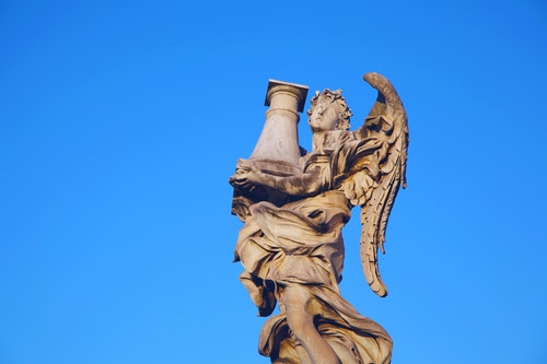 statua-di-marmo-angelo-citta-cielo-arte-punto-di-riferimento-