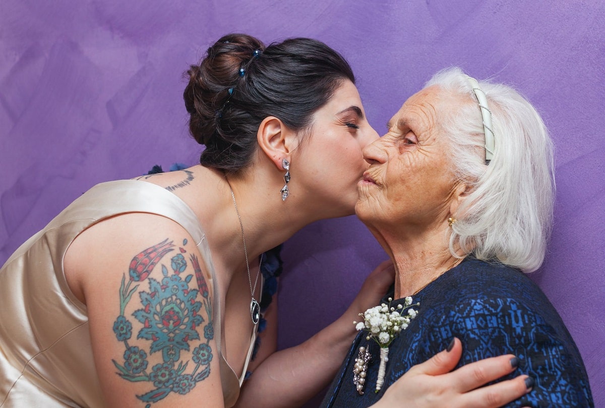 nipote che bacia una nonna