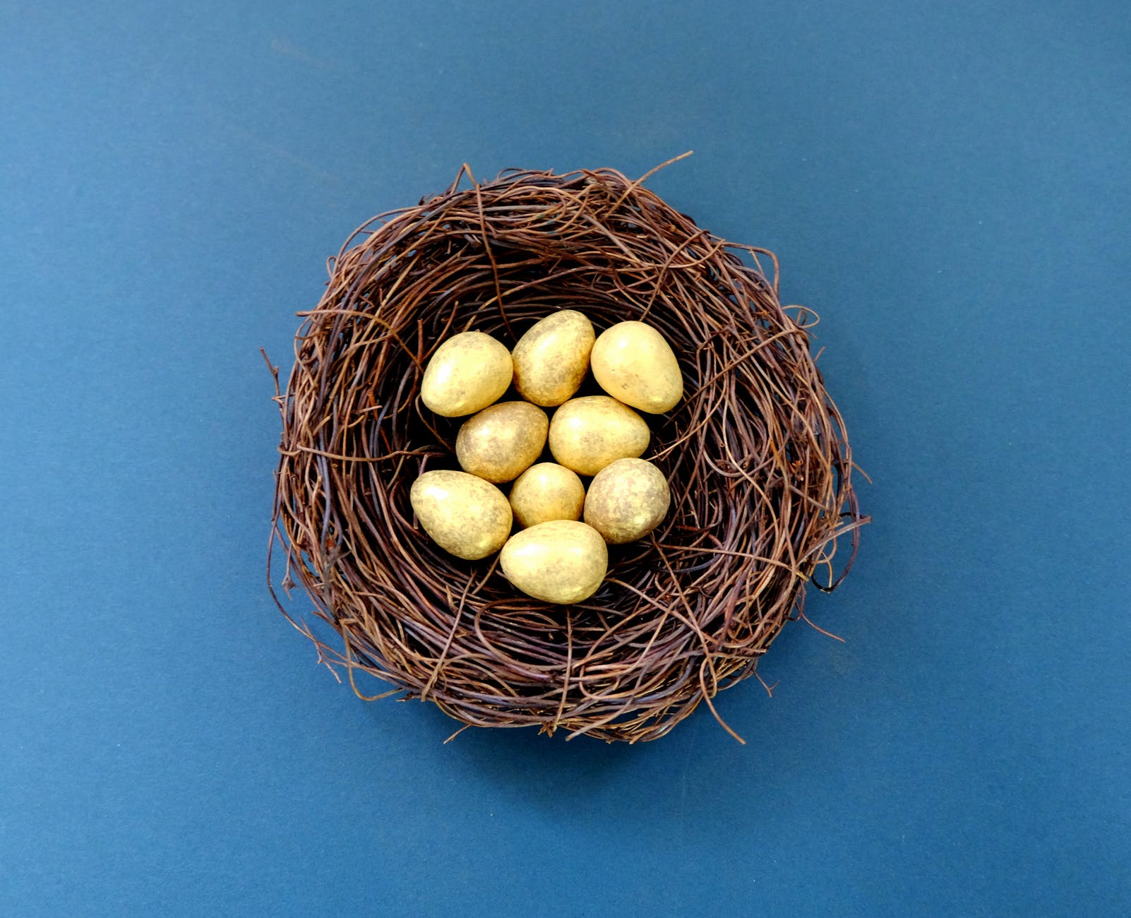 uova nel nido simbolo della pasqua
