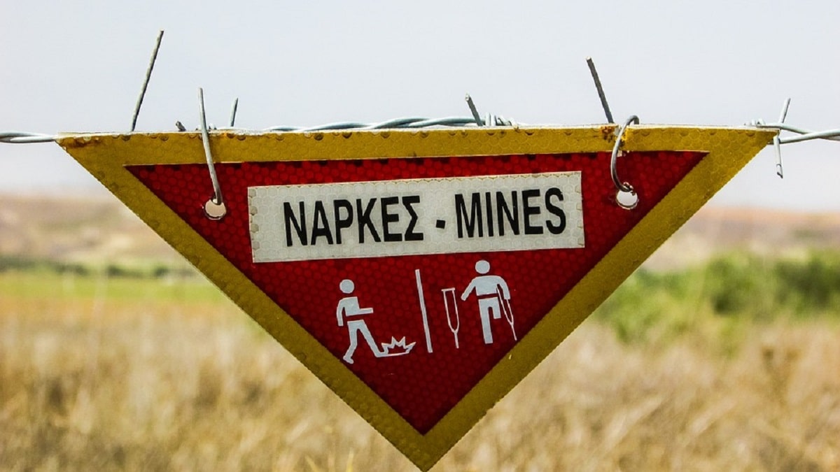 cartello che avvisa la presenza di mine antiuomo