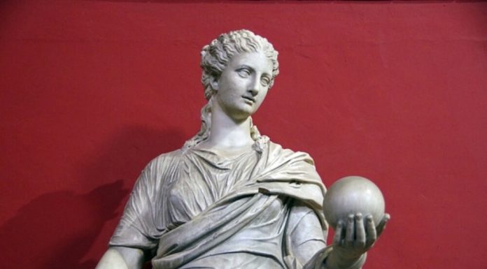 statua-antica-in-marmo-bianco-di-donna-con-sfera-sulla-mano-come-Ipazia