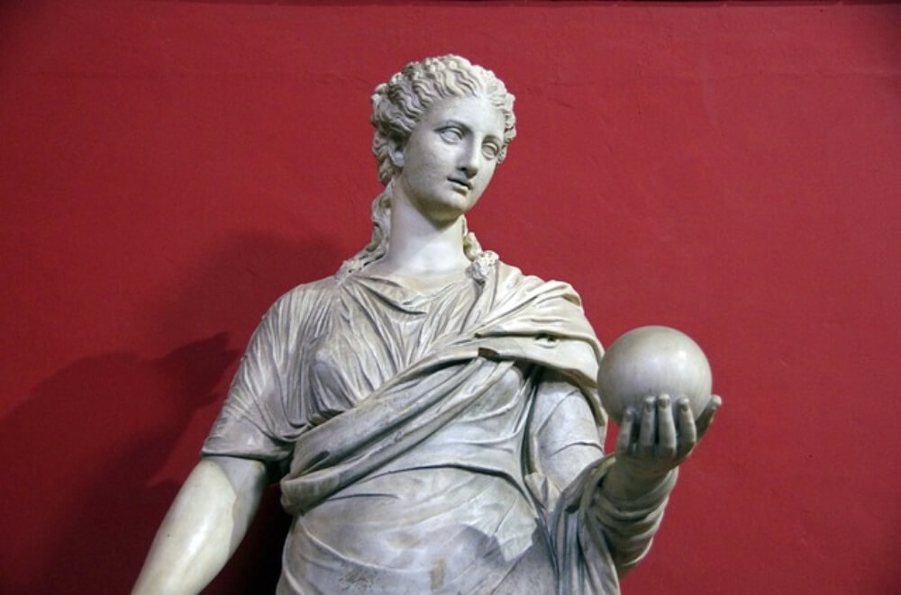 statua-antica-in-marmo-bianco-di-donna-con-sfera-sulla-mano-come-Ipazia