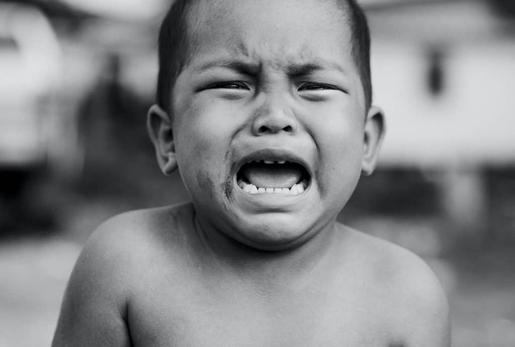 Bambino che piange arrabbiato