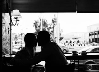 Amanti che si baciano in un bar