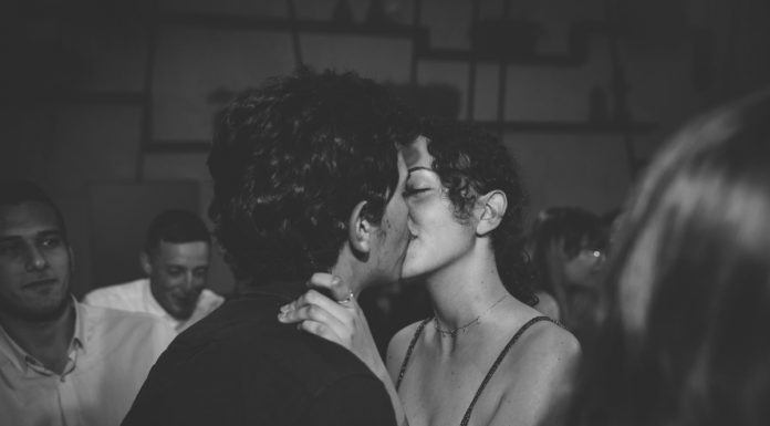 coppia che si bacia ad una festa